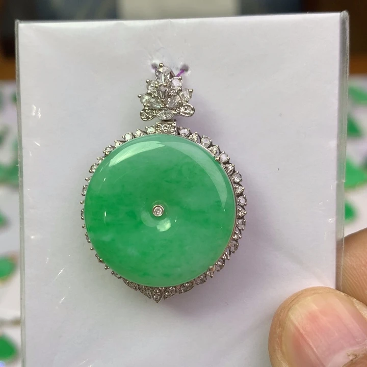 翡翠18K金镶嵌颈饰翡翠