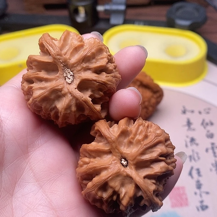 文玩核桃吊坠苹果园