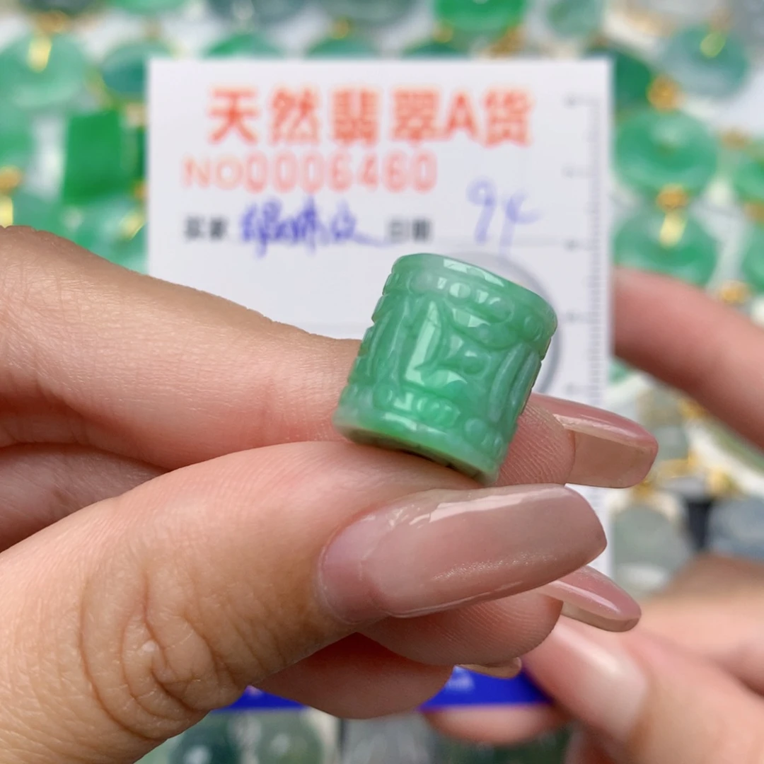翡翠未镶嵌颈饰路路桶
