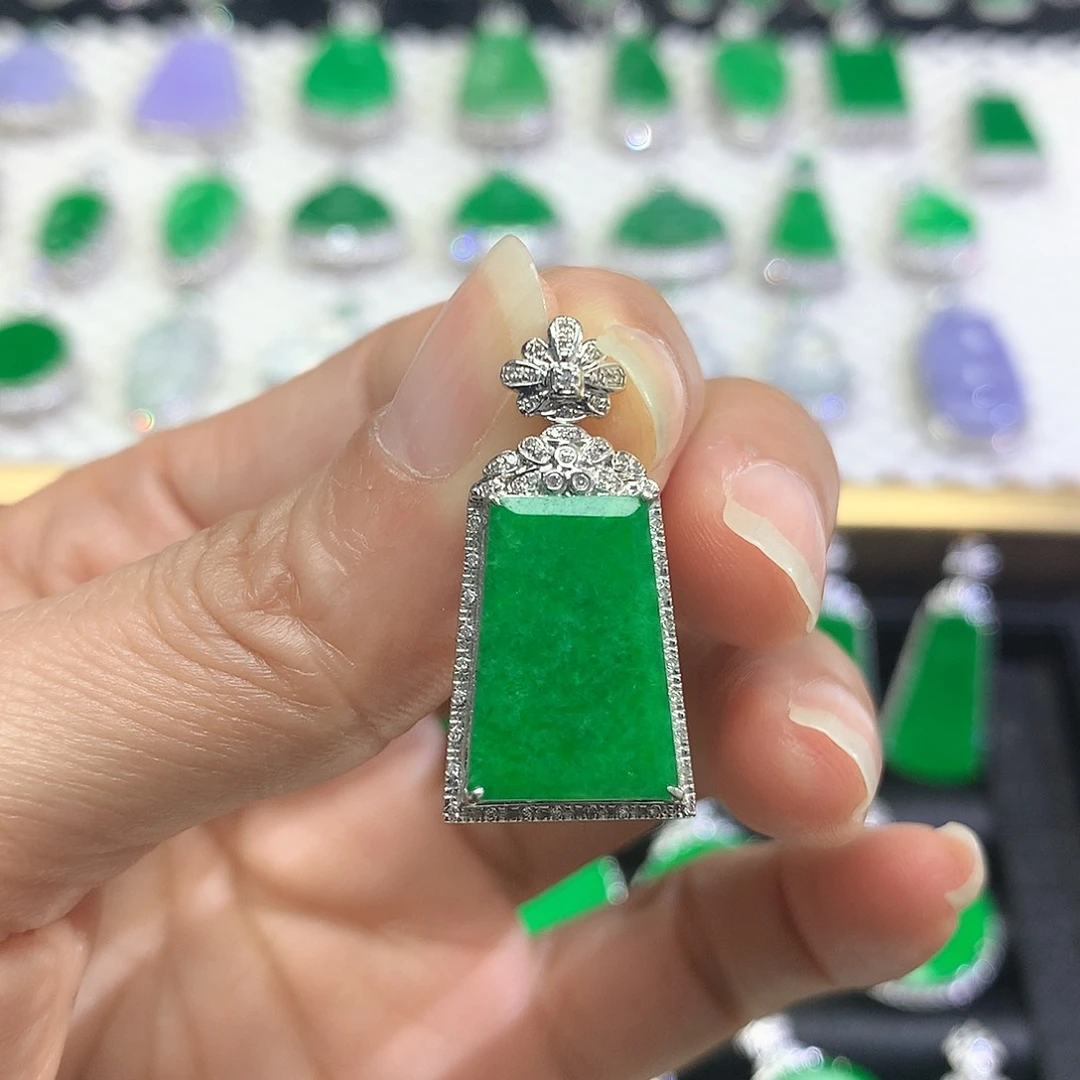 18K金镶嵌翡翠耳饰吊坠