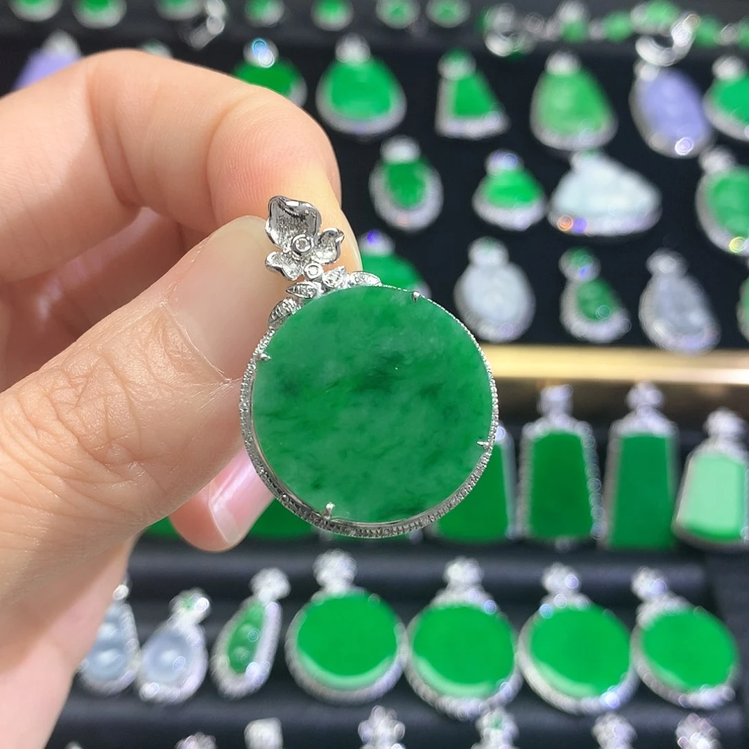 颈饰18K金镶嵌翡翠吊坠