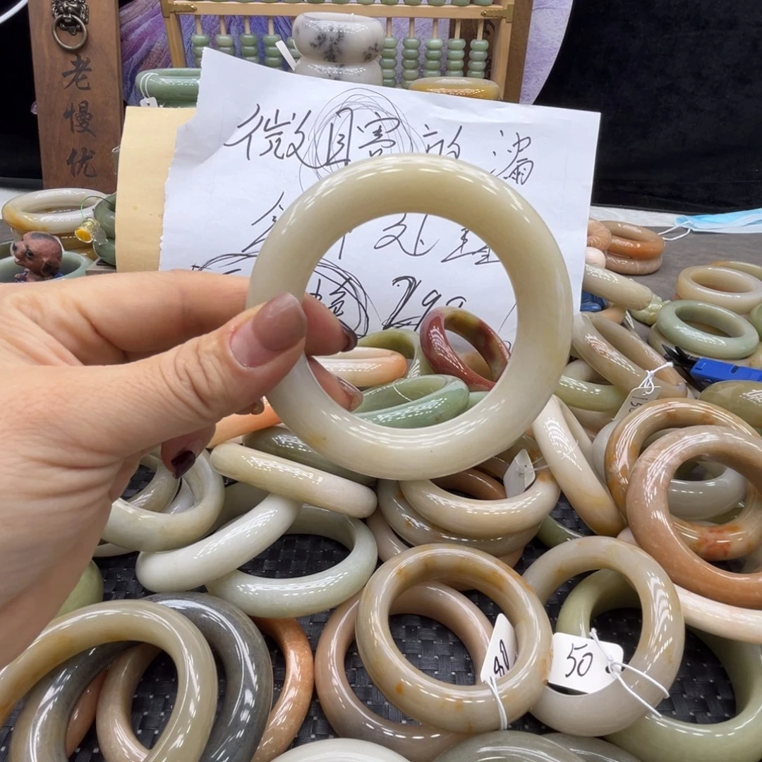 蝉***雨石英质玉未镶嵌手镯