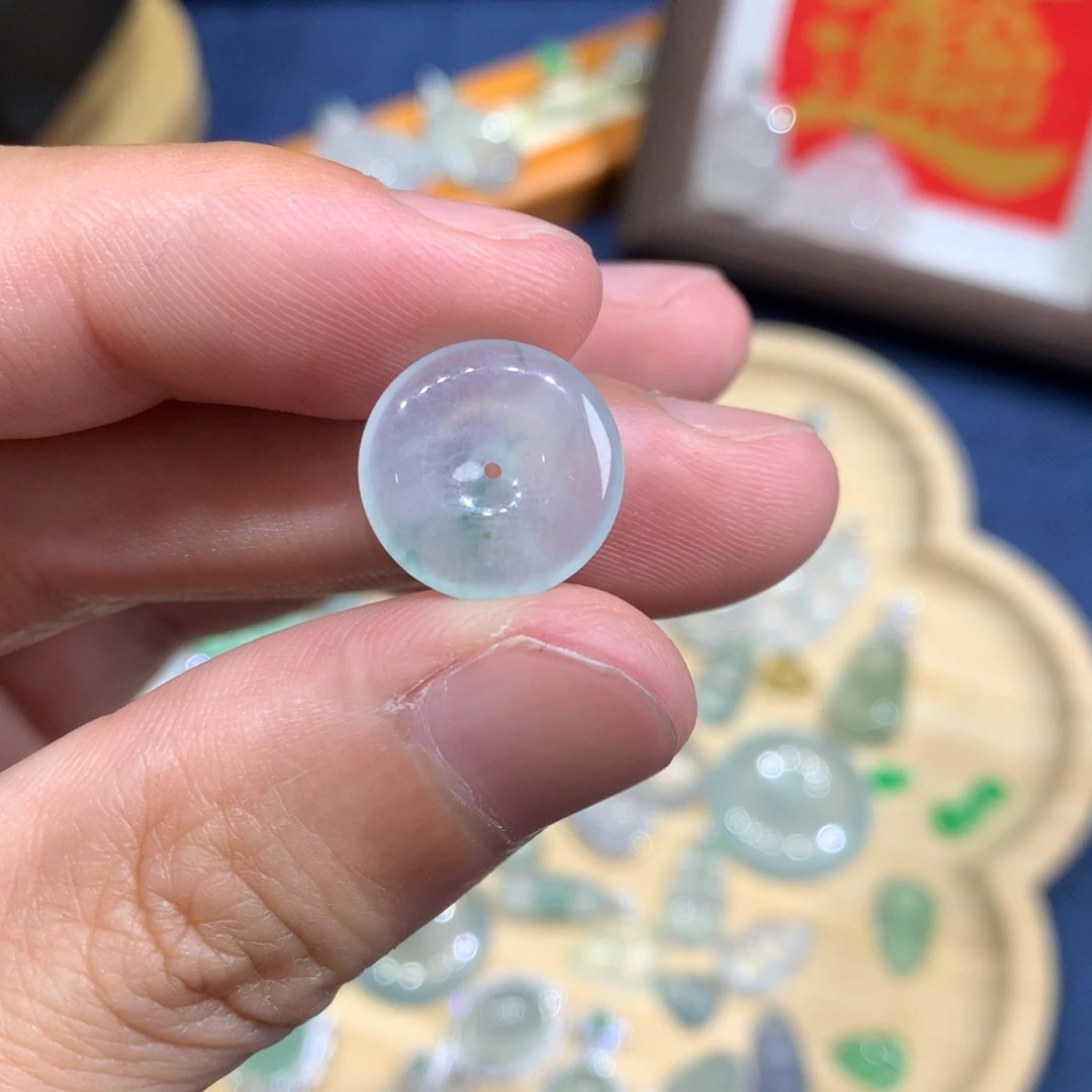 翡翠未镶嵌颈饰平安扣