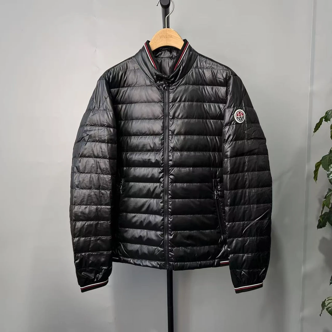 海港城奢牌秋冬季黑色袖标轻薄款棒球领白鹅绒羽绒服 Q1159 A1