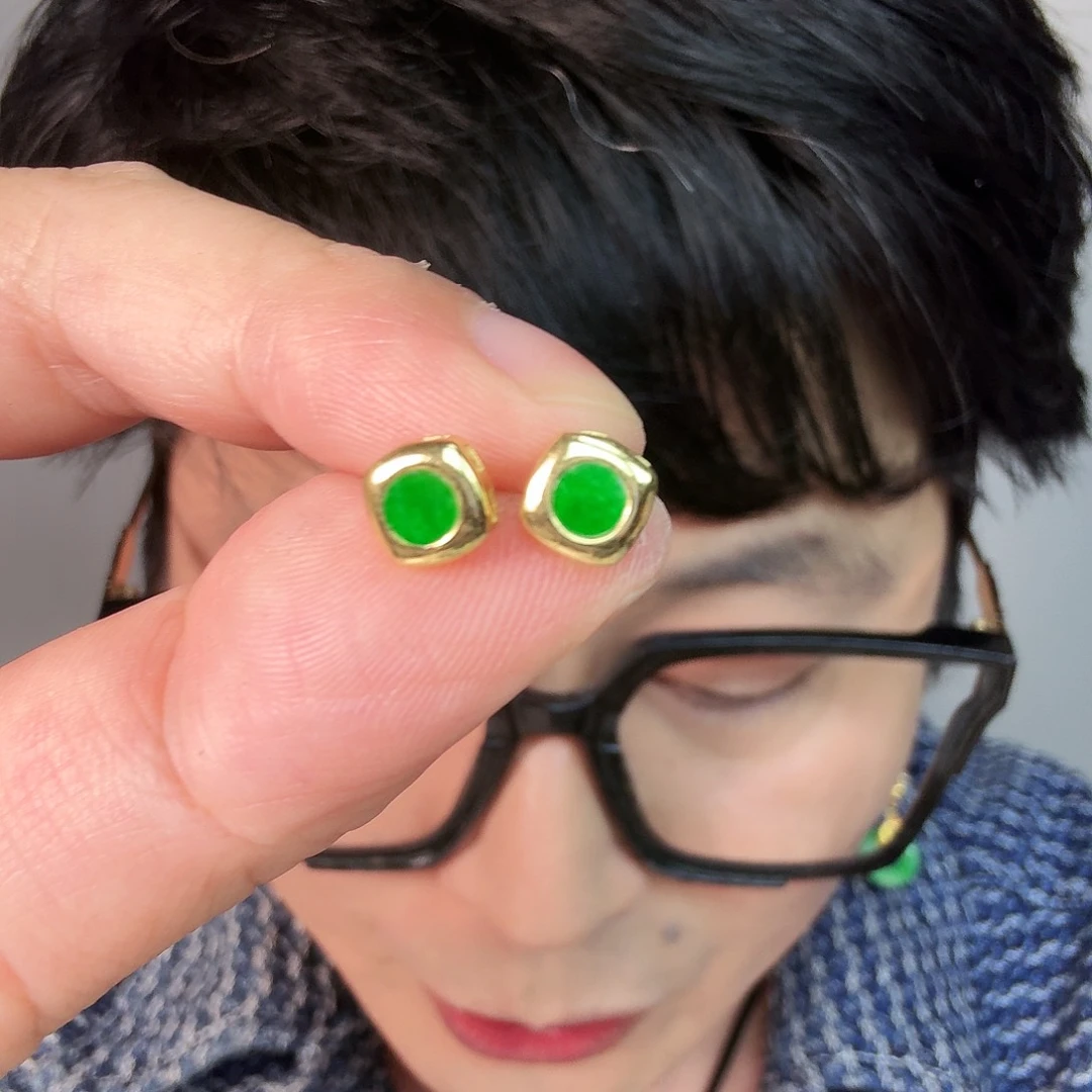 翡翠未镶嵌颈饰一对