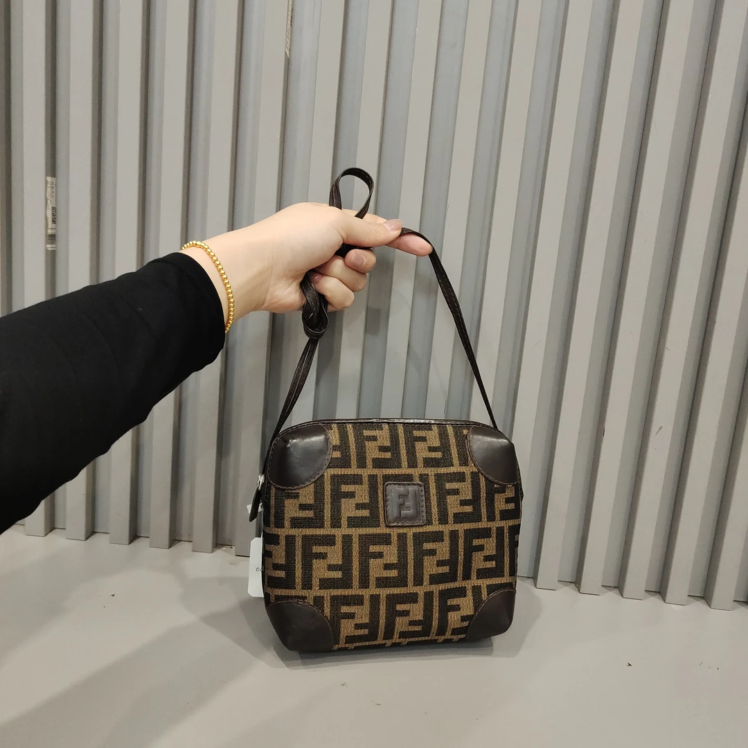 95新 FENDI/芬迪 兔兔奢/芬迪斜挎包/250303023