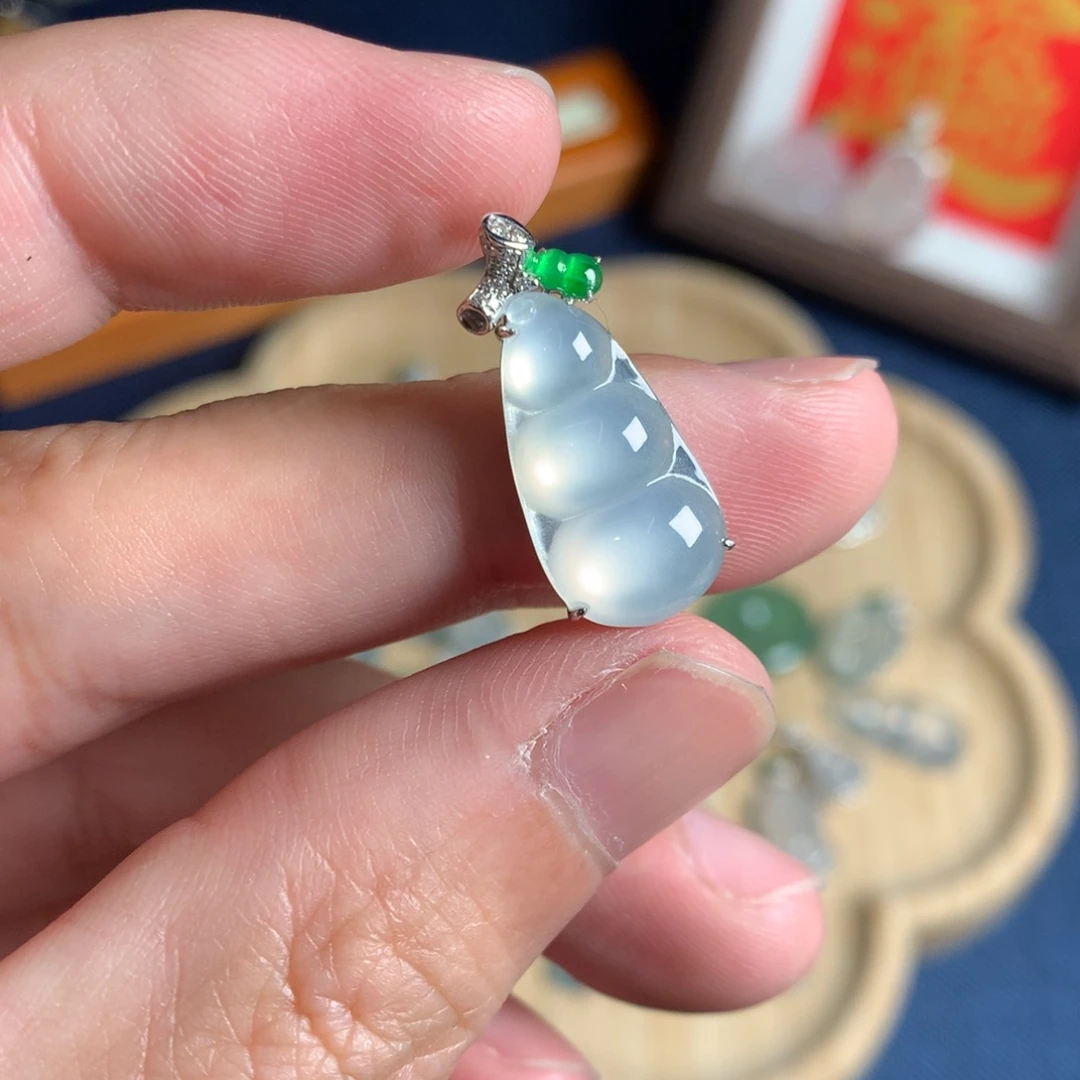 翡翠18K金镶嵌颈饰豆子