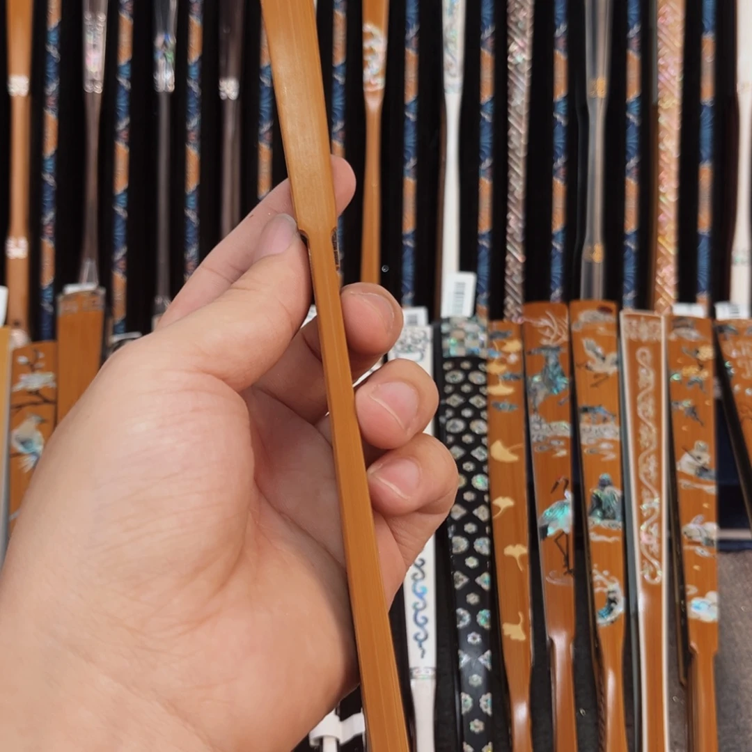 扇子纯手工制作工艺精湛