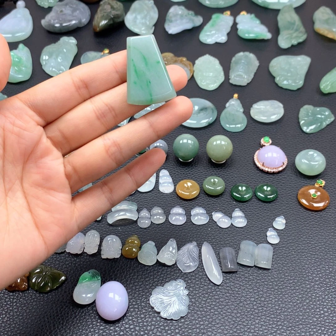 翡翠未镶嵌颈饰无事牌