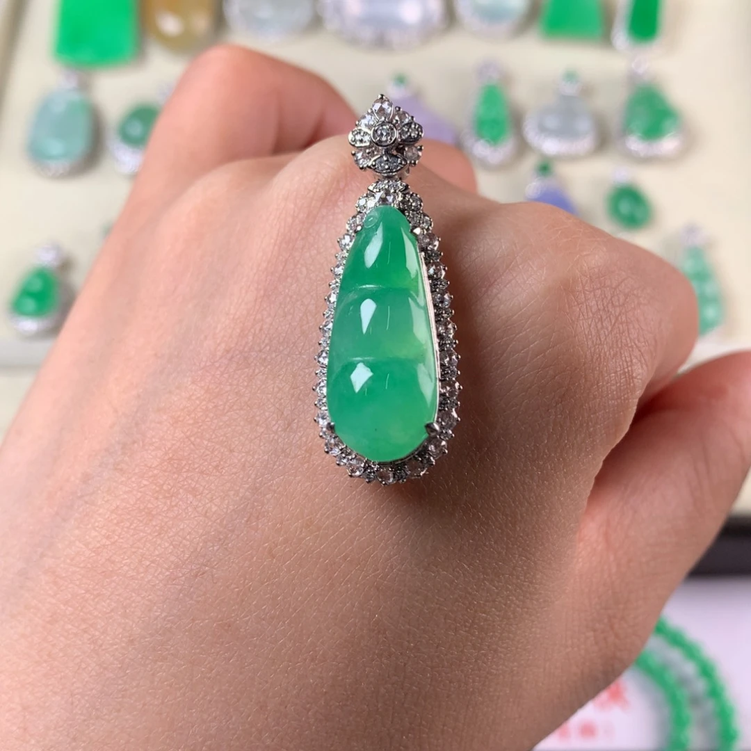 吊坠(不含链)18K金镶嵌翡翠向*葵尾款