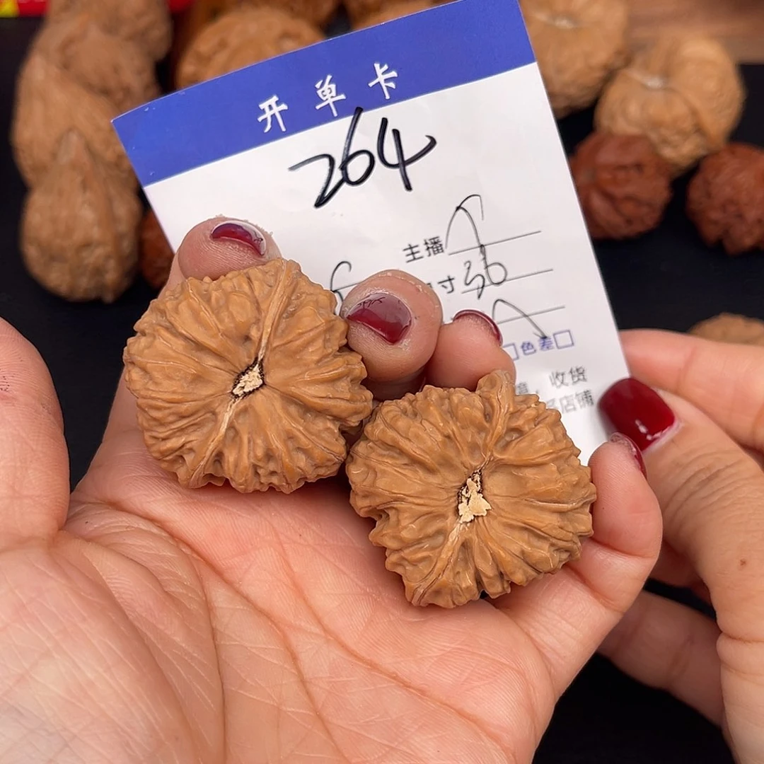 文玩核桃吊坠?****?平谷凹底36尺。  264