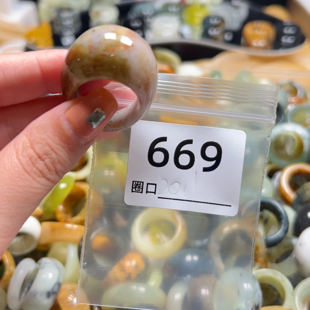 机***豆蛇纹石玉未镶嵌戒指