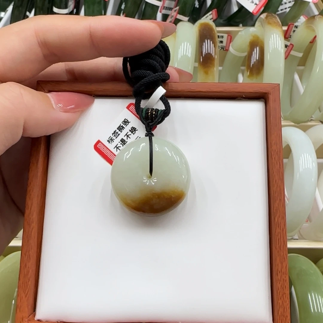 颈饰未镶嵌和田玉（糖玉）