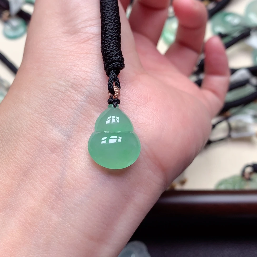 随***意翡翠未镶嵌颈饰葫芦