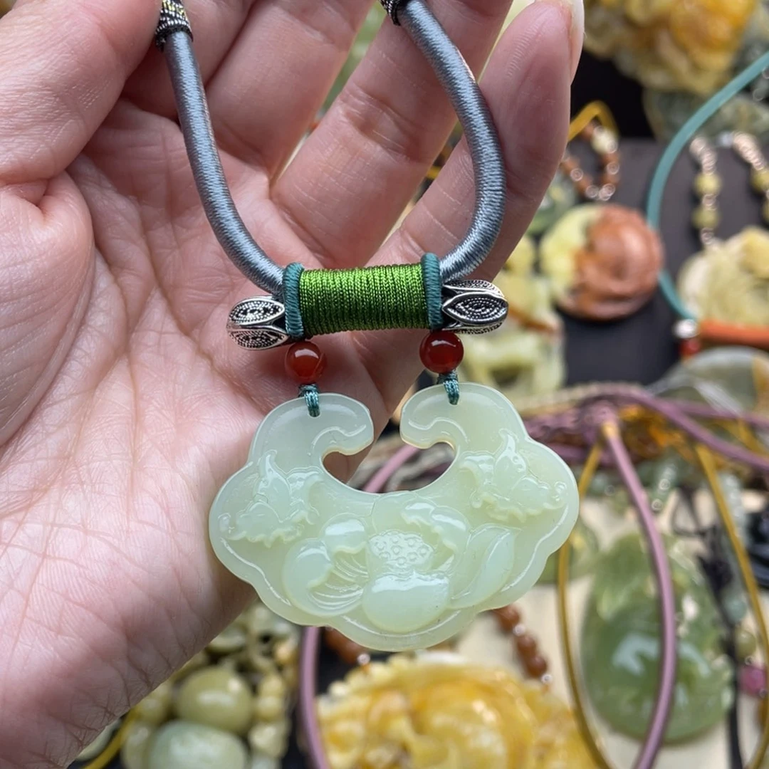 蛇纹石玉颈饰未镶嵌