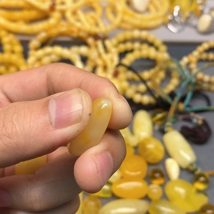 未镶嵌琥珀珠宝奇石。*。