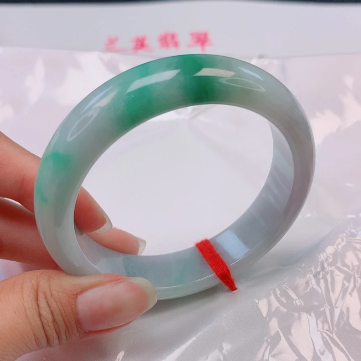 翡翠手镯未镶嵌55圈