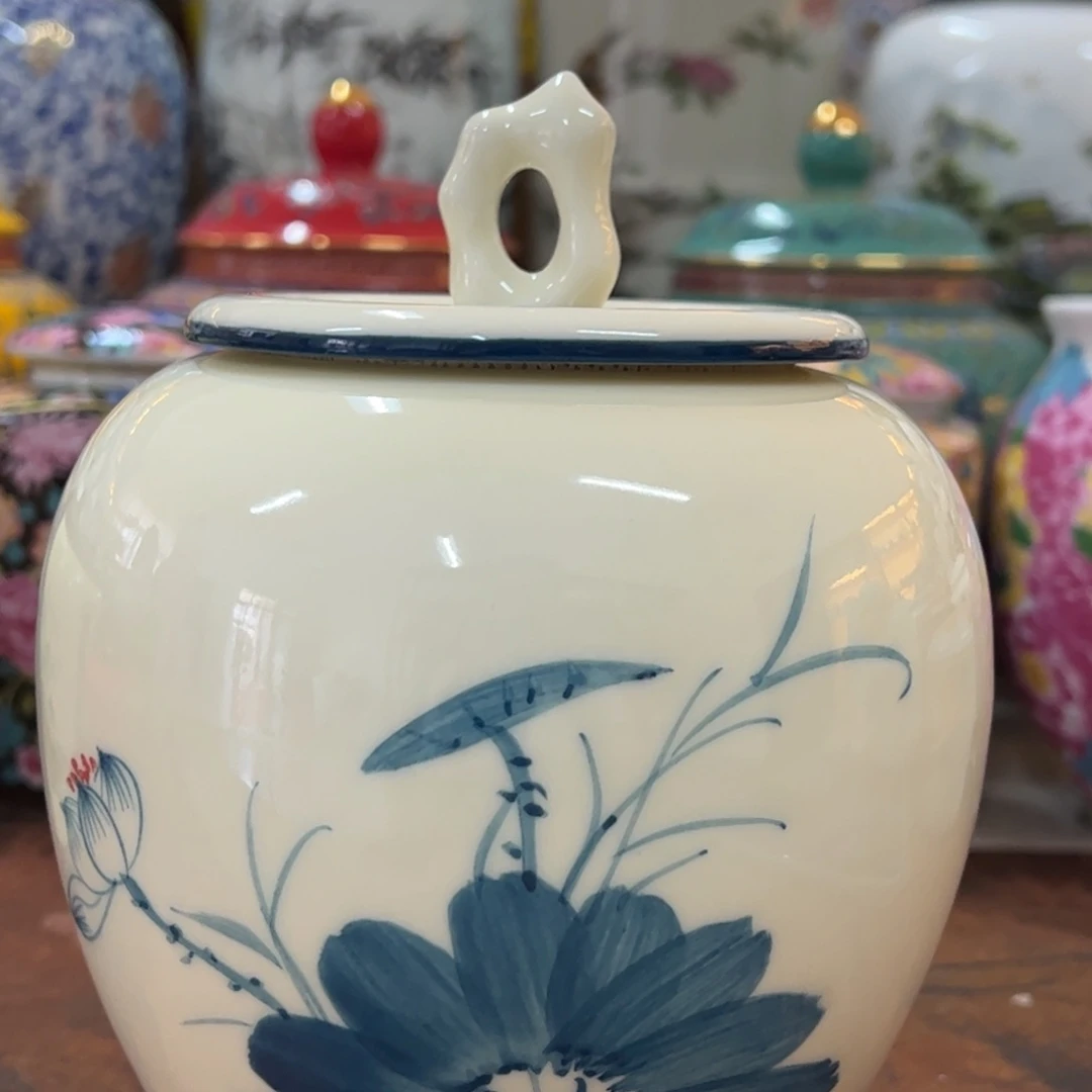 陶瓷家用茶叶罐。