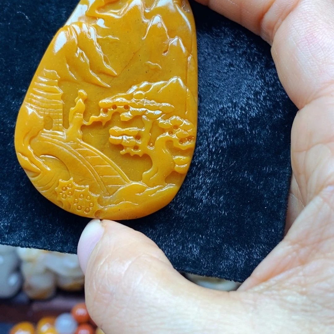 未镶嵌石英质玉（黄龙玉）颈饰