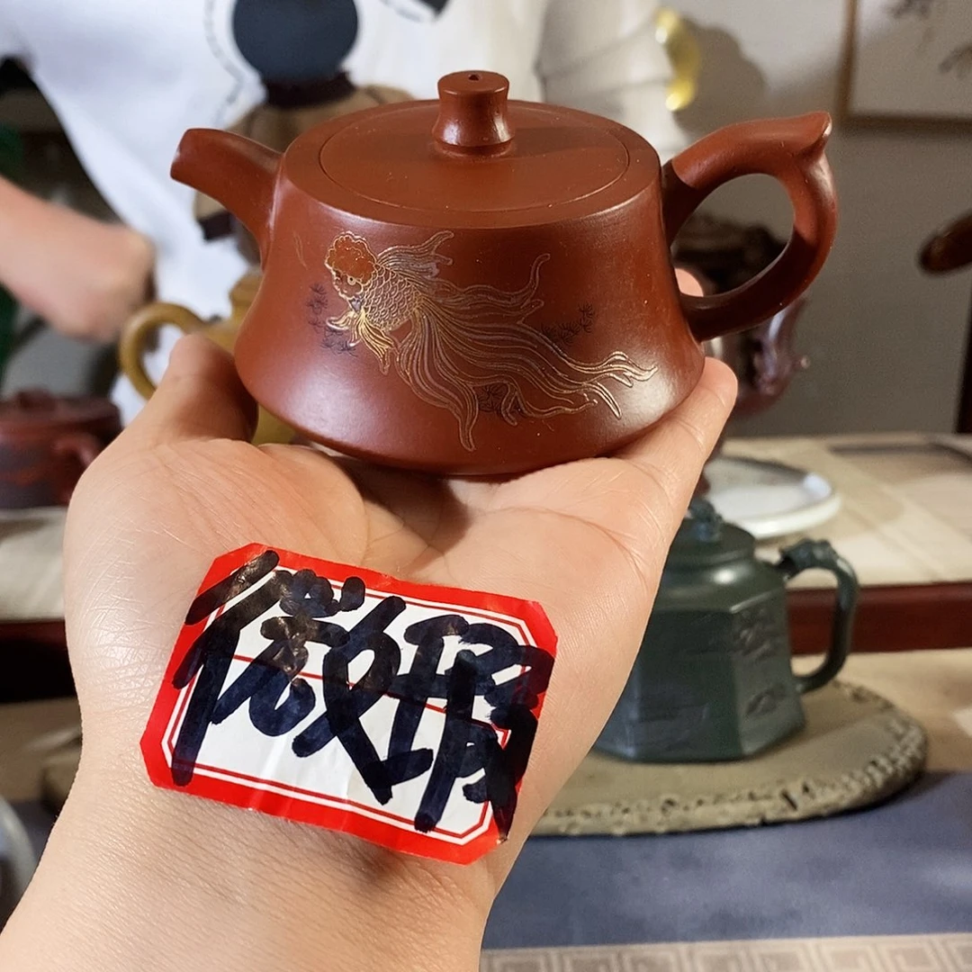 紫砂茶壶宜兴紫砂壶一男子