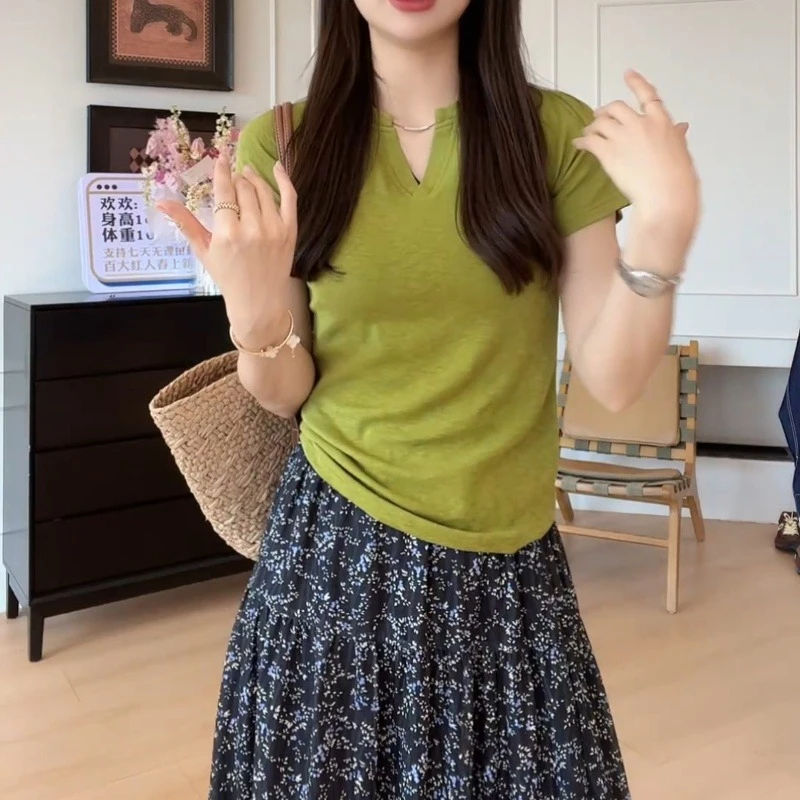 2025夏季新款休闲简约百搭短袖纯色V领T恤LK2502885