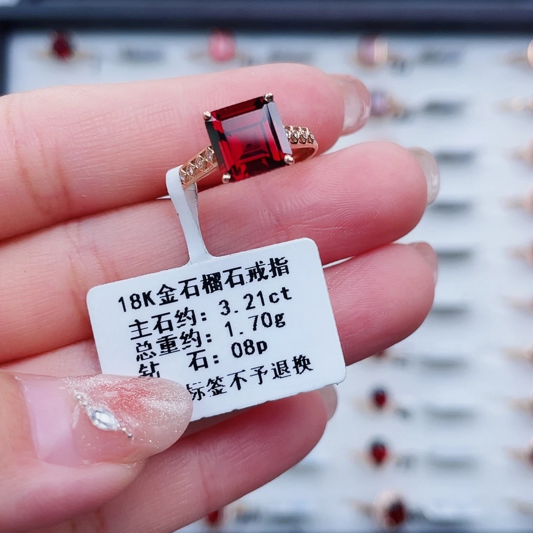 18K金镶嵌戒指石榴石