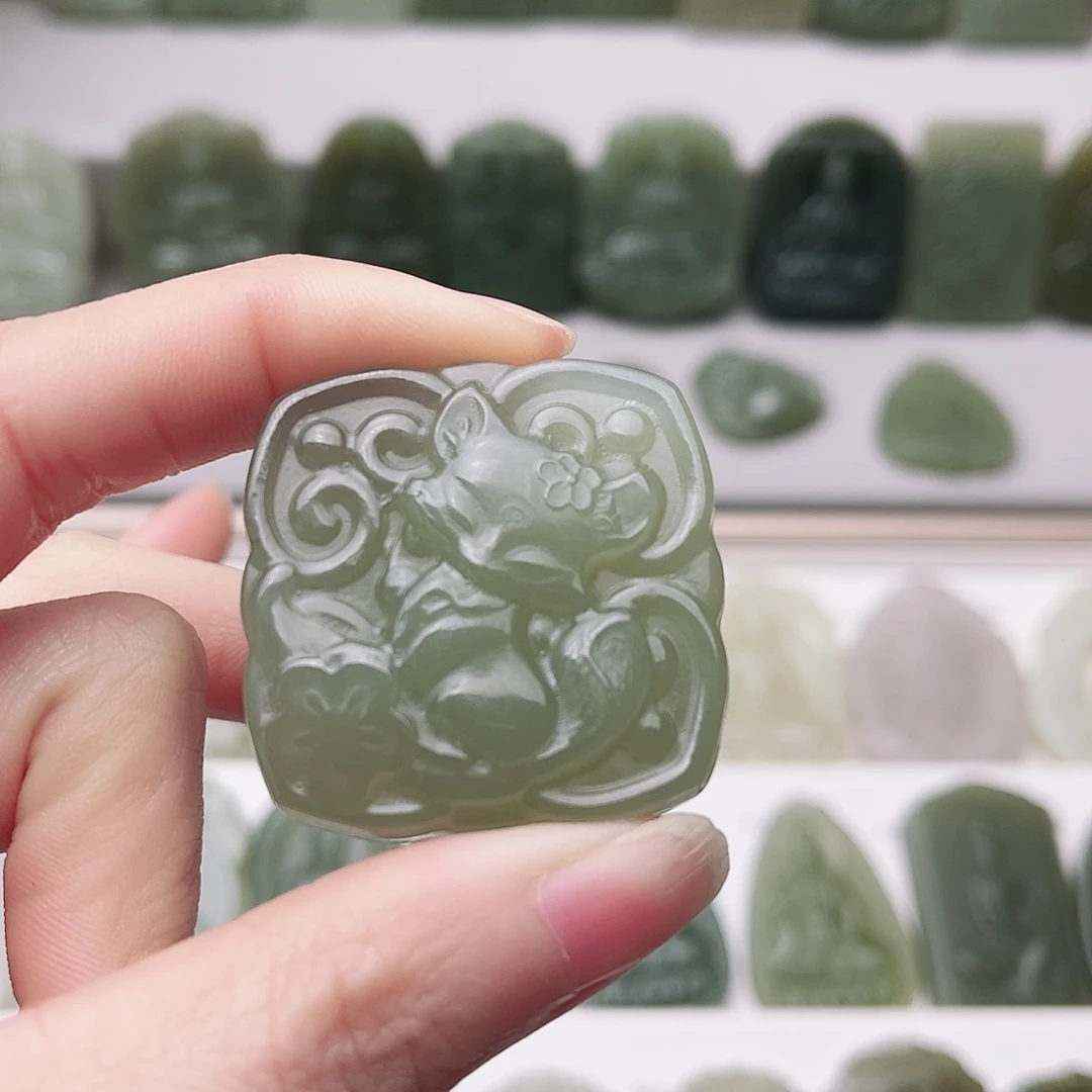 萝***萝和田玉未镶嵌颈饰