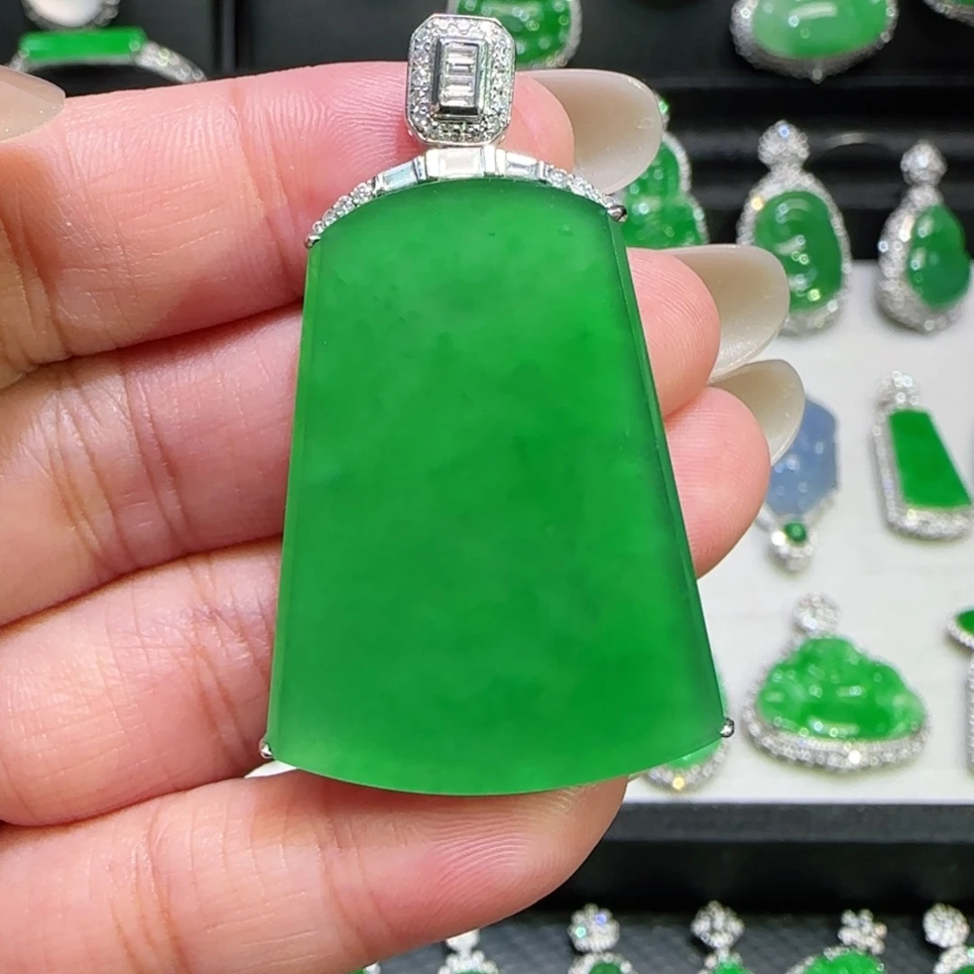 翡翠18K金镶嵌颈饰吊坠