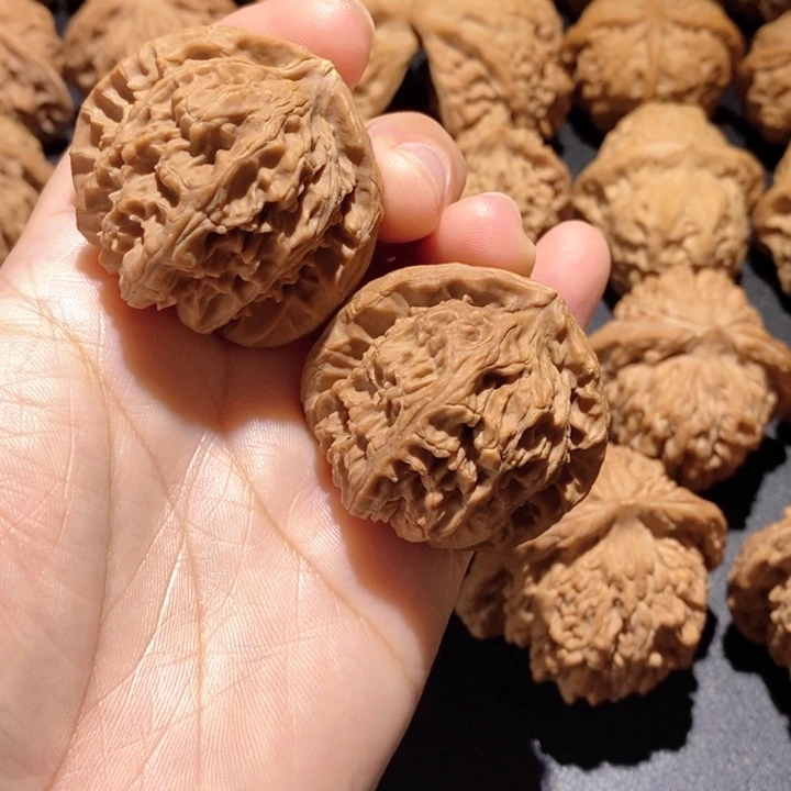 蝎***莱文玩核桃吊坠白狮子