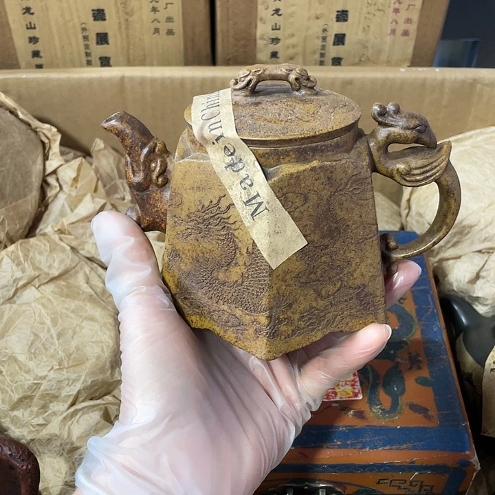 紫砂茶壶原矿泥料，手工制作的一把紫砂壶。