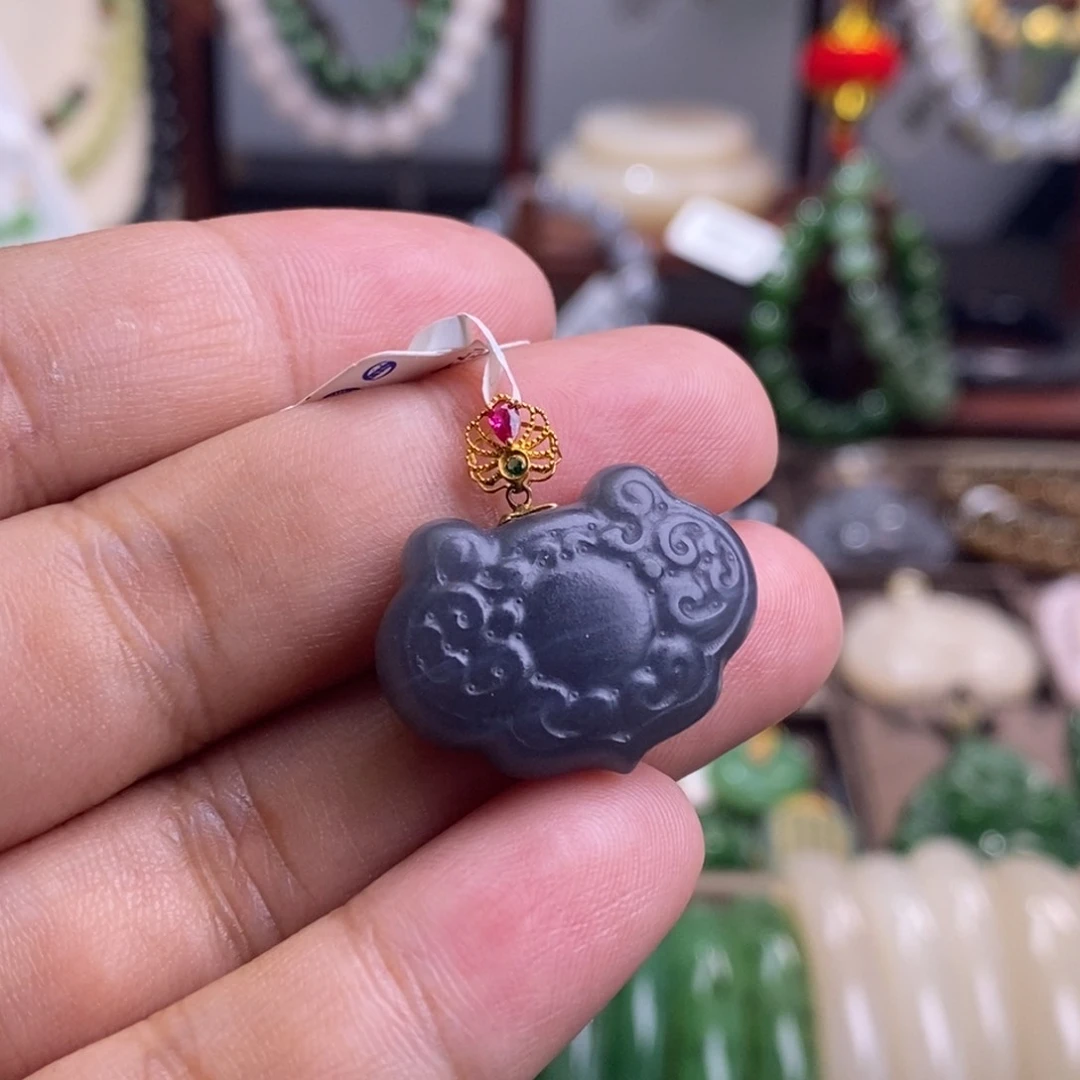 和田玉孤品福利贴烟紫老矿料金镶如意锁未镶嵌