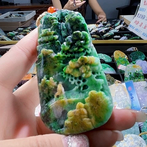 翡翠未镶嵌颈饰一个