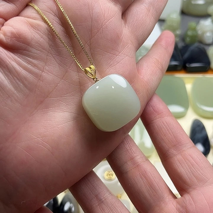 颈饰18K金镶嵌和田玉