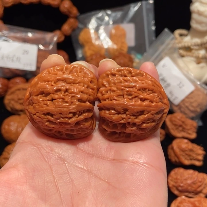 文玩核桃把件38.8密纹红宝石