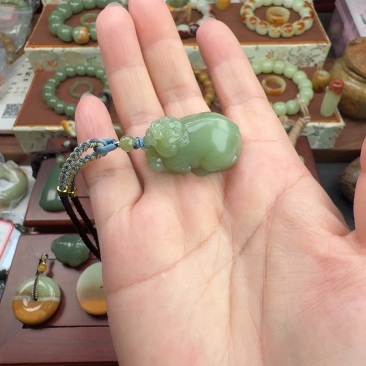 颈饰未镶嵌岫岩老玉（透闪石质玉）