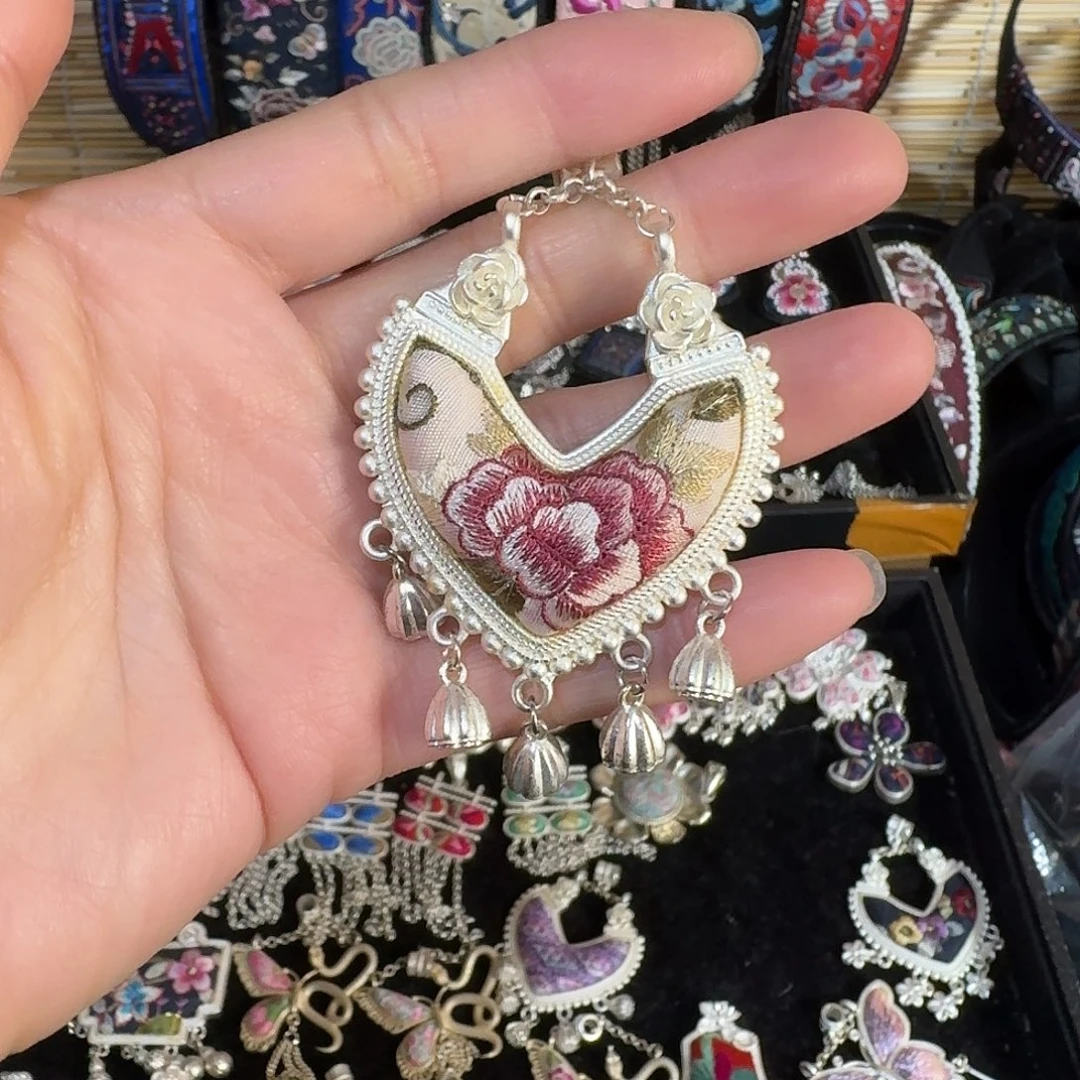 织绣民族风刺绣吊坠