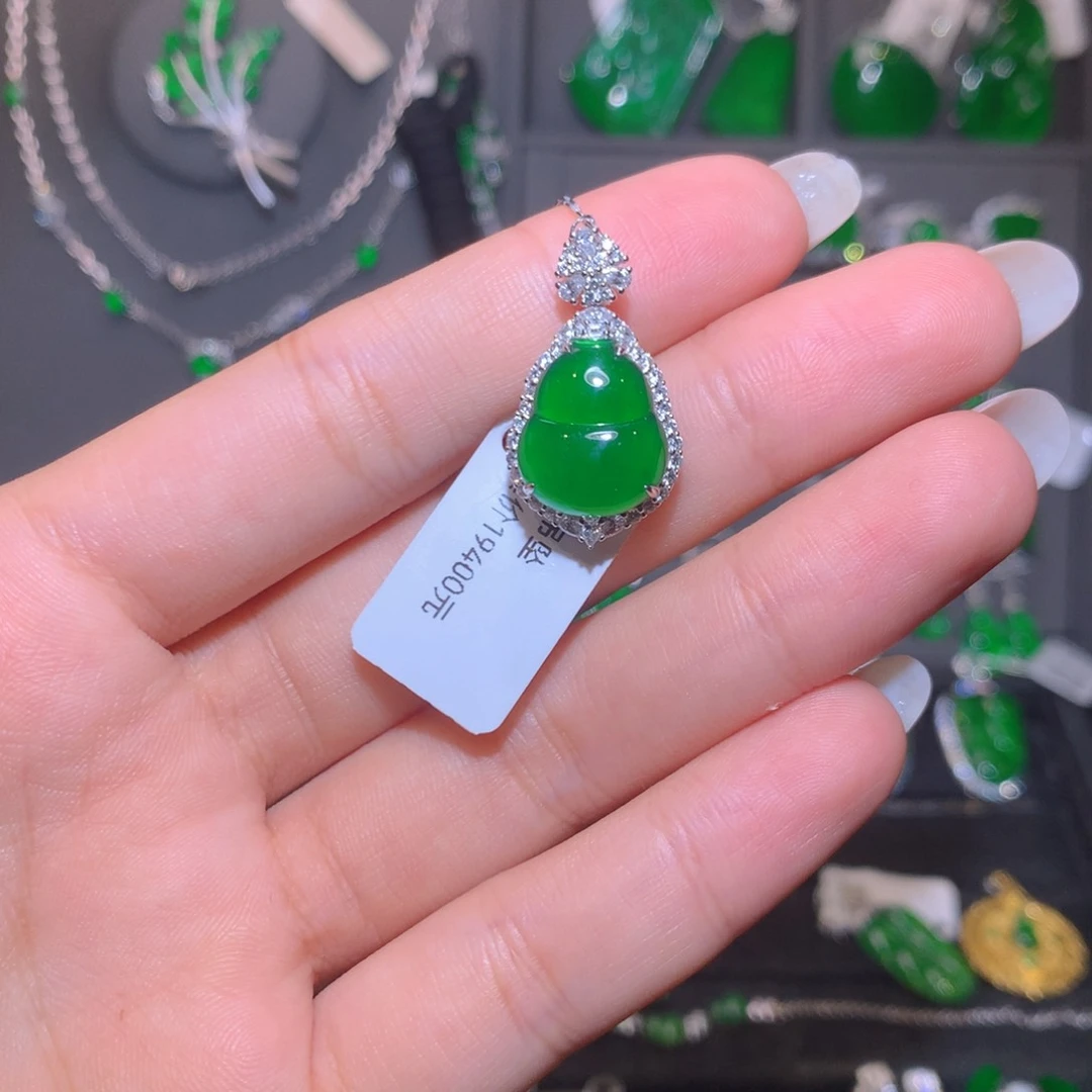 颈饰18K金镶嵌翡翠葫芦