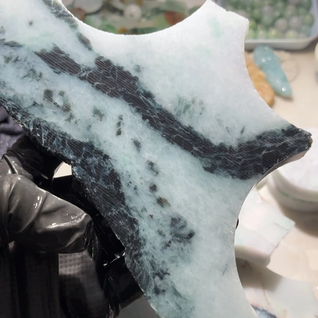 翡翠足铂镶嵌颈饰边角料