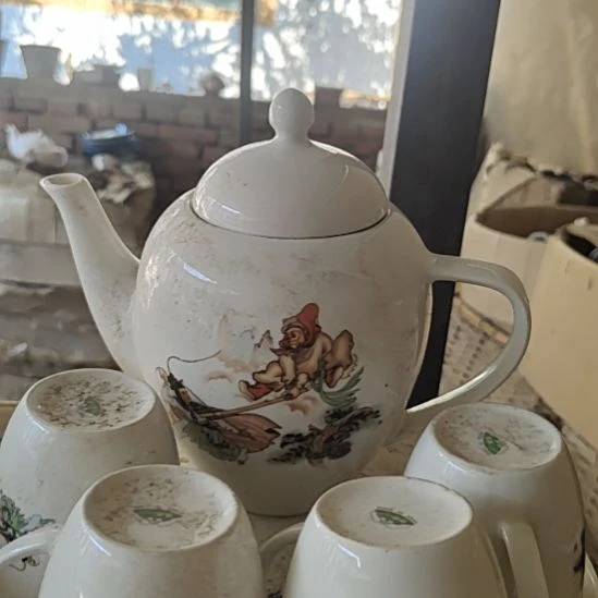 库存微瑕三打白骨精多孔茶壶一套