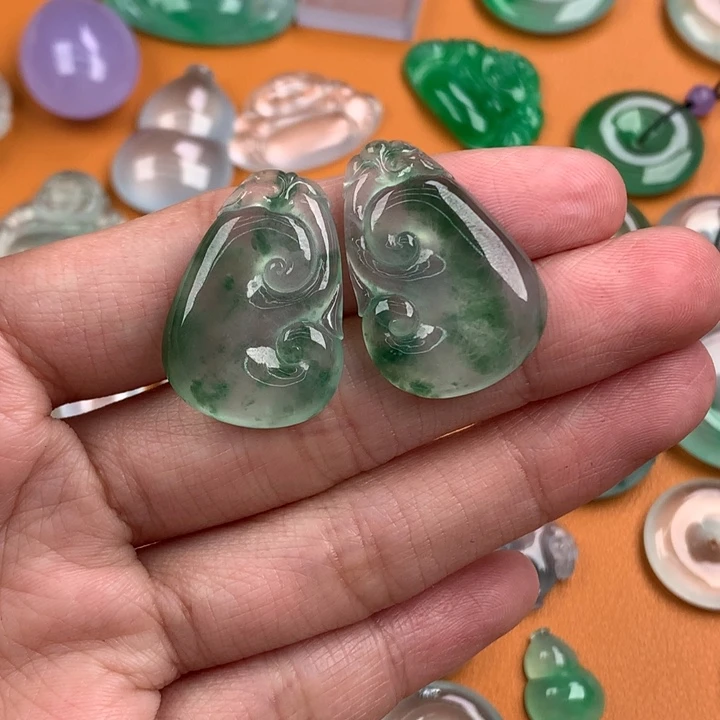 翡翠挂件未镶嵌……..