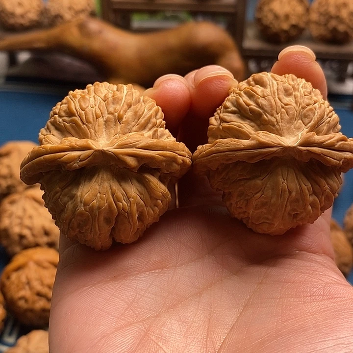 文玩核桃吊坠白狮子