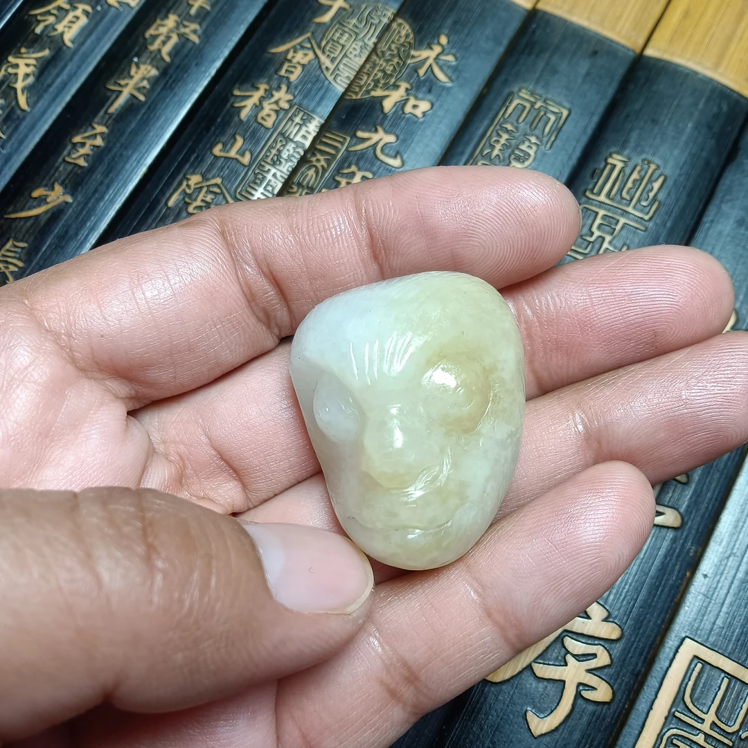 俄糖和田玉猴头吊坠，手工雕刻天然糖色