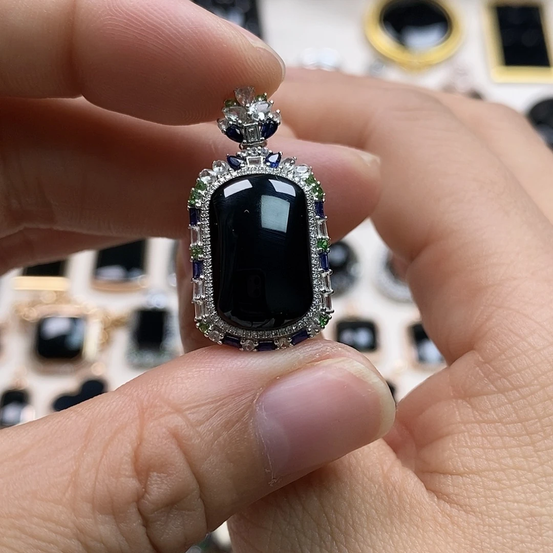 翡翠18K金镶嵌颈饰