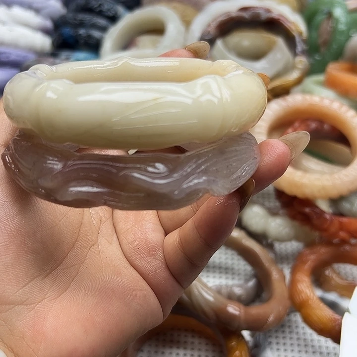 石英岩玉手镯未镶嵌双*儿