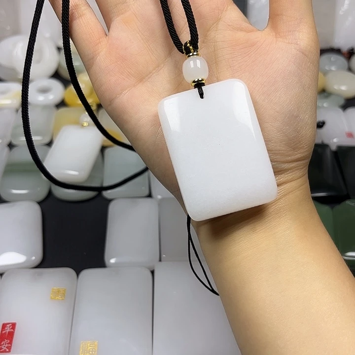 晚***柔颈饰未镶嵌石英质玉