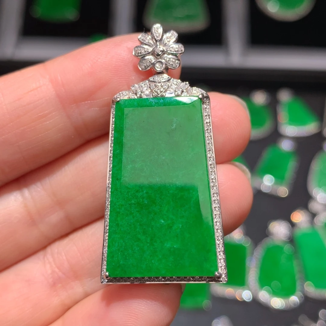 翡翠颈饰18K金镶嵌翡翠