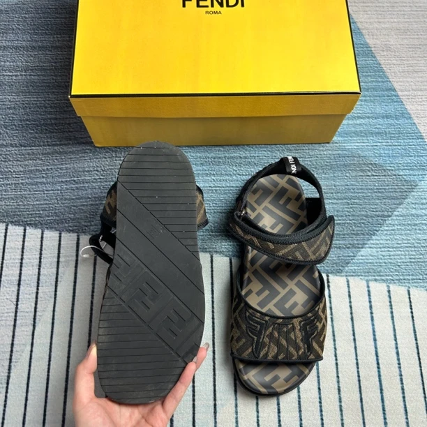 95新 FENDI/芬迪 芬迪满印凉鞋三八码