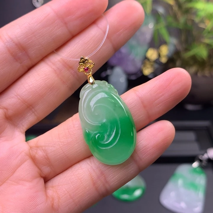 翡翠未镶嵌吊坠(赠链)