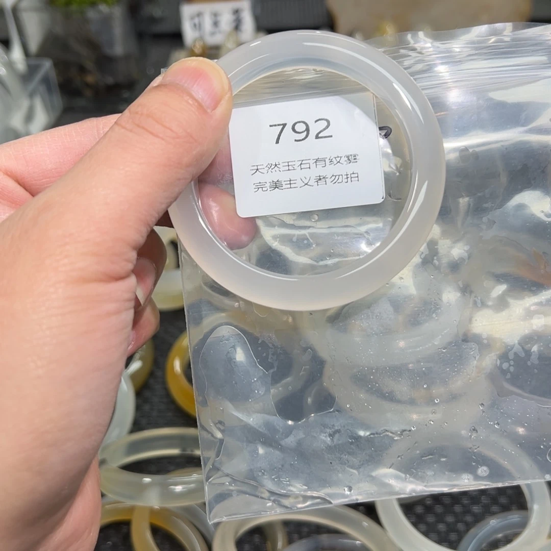 玛瑙/玉髓手镯未镶嵌欣*?56微瑕