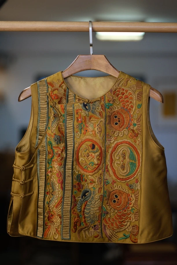 金黄色图腾款斜襟马甲100/46